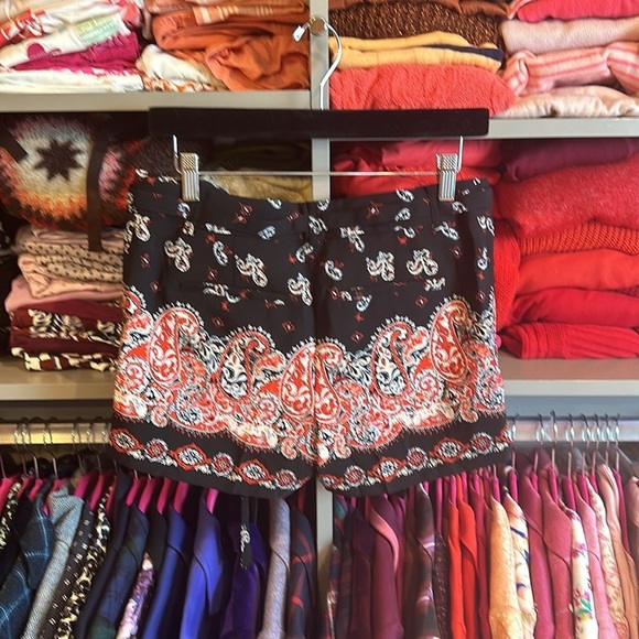 Loft black/red/blue paisley print 4” shorts size 00 (fits like 0-2)​ - Picture 3 of 3